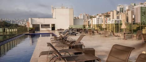 Piscine extérieure, chaises longues