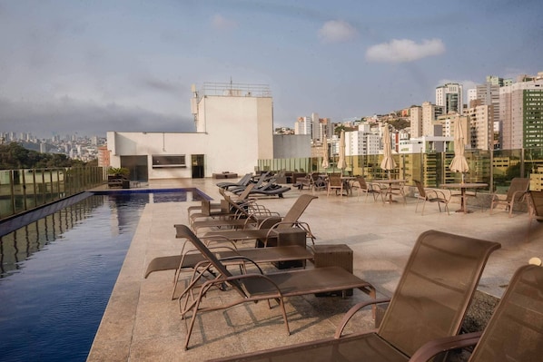 Een buitenzwembad, open van 08.00 uur tot 22.00 uur, en ligstoelen