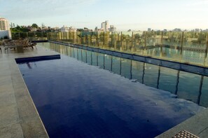 Piscine extérieure, chaises longues
