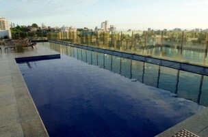 Piscina externa, funciona das 8h às 22h, espreguiçadeiras
