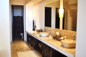 Villa de lujo, 3 habitaciones, vista al océano, frente al mar | Baño | Tina y regadera independientes y amenidades de baño gratuitas 