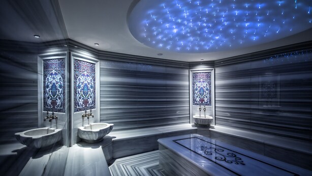 A modern bathroom with two sinks, a bathtub, and decorative stained glass windows. - The Conforium Hotel (Istanbul)