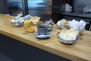 Café da manhã continental todos os dias mediante uma taxa