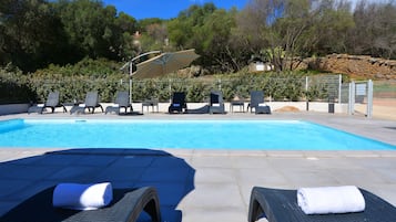 Utomhuspool, parasoller och solstolar