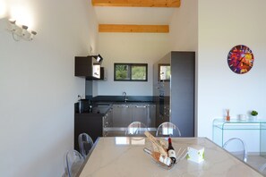 Appartement, 1 chambre, vue mer | Cuisine privée | Réfrigérateur, micro-ondes, plaque de cuisson, lave-vaisselle