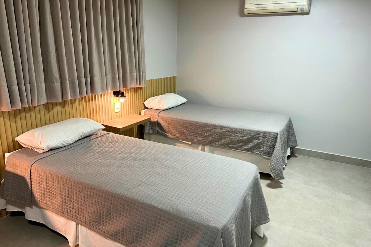 Minibar, escritorio, cortinas blackout y wifi gratis 