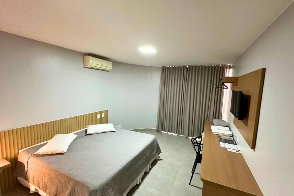 Minibar, escritorio, cortinas blackout y wifi gratis 