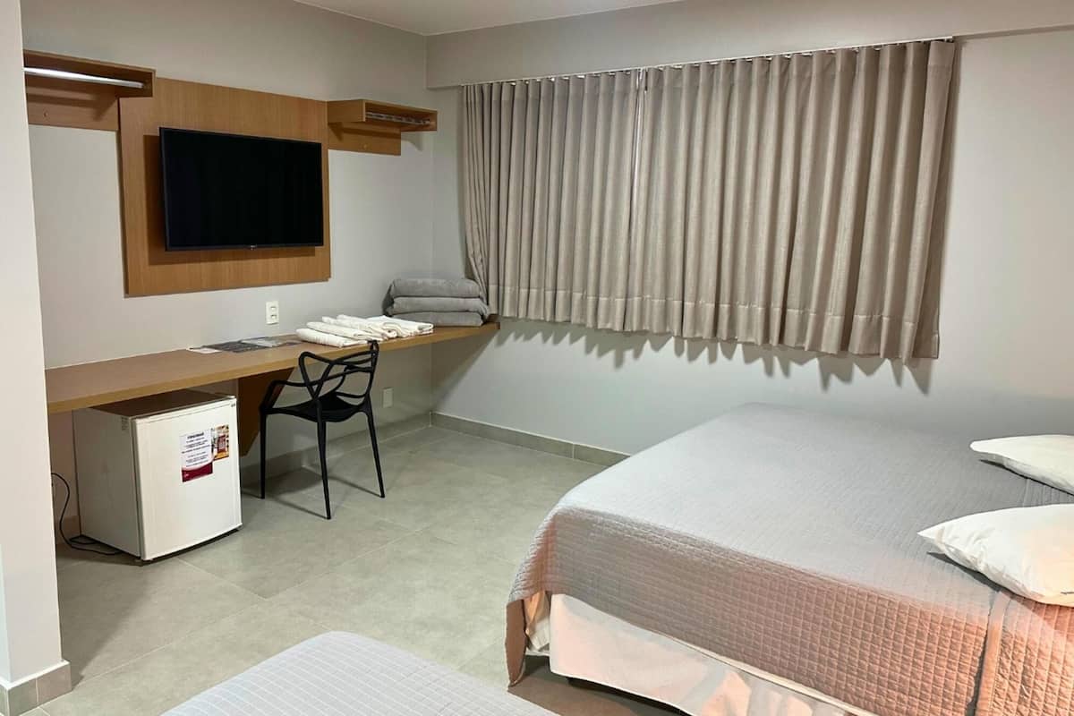 Minibar, escritorio, cortinas blackout y wifi gratis 