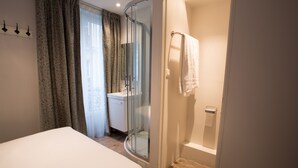 Single Room | Bathroom | Shower, hair dryer, towels - Hotel Savoy (Paris)