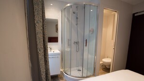 Single Room | Bathroom | Shower, hair dryer, towels - Hotel Savoy (Paris)