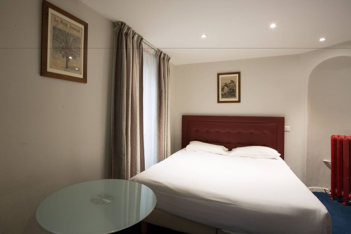 Double Room | Desk, free WiFi, bed sheets