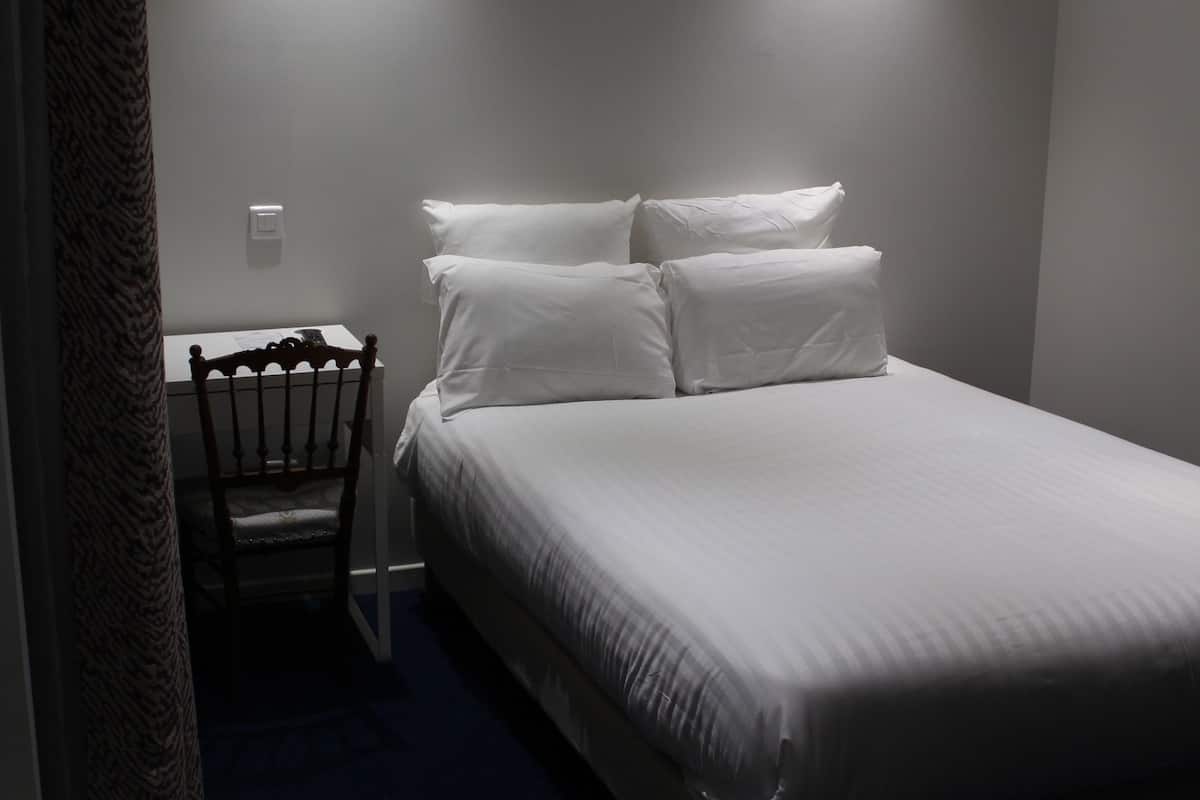 Een bureau, gratis wifi, beddengoed