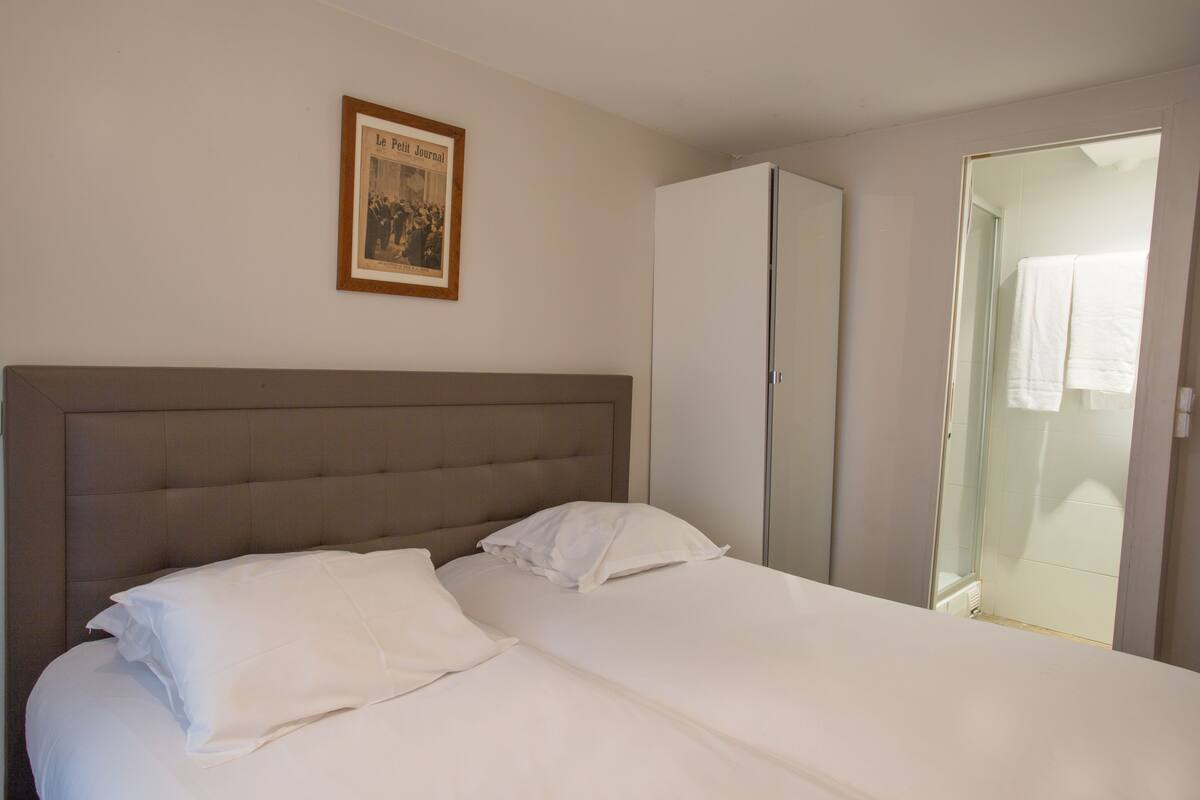 Twin Room | Desk, free WiFi, bed sheets
