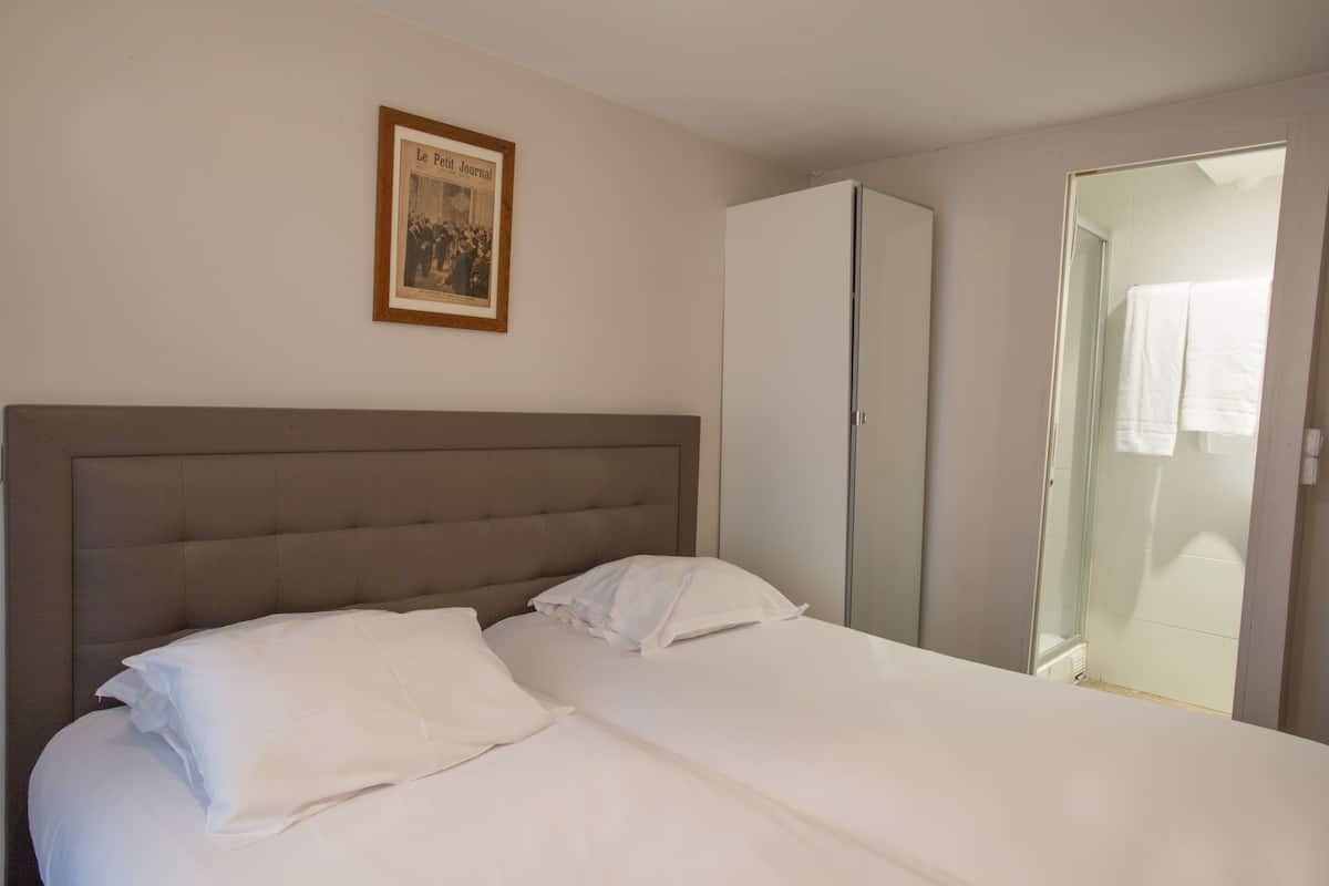 Twin kamer | Een bureau, gratis wifi, beddengoed