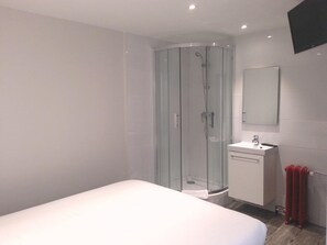 Desk, free WiFi, bed sheets - Hotel Savoy (Paris)