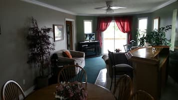 Villa, 6 Bedrooms | Executive lounge