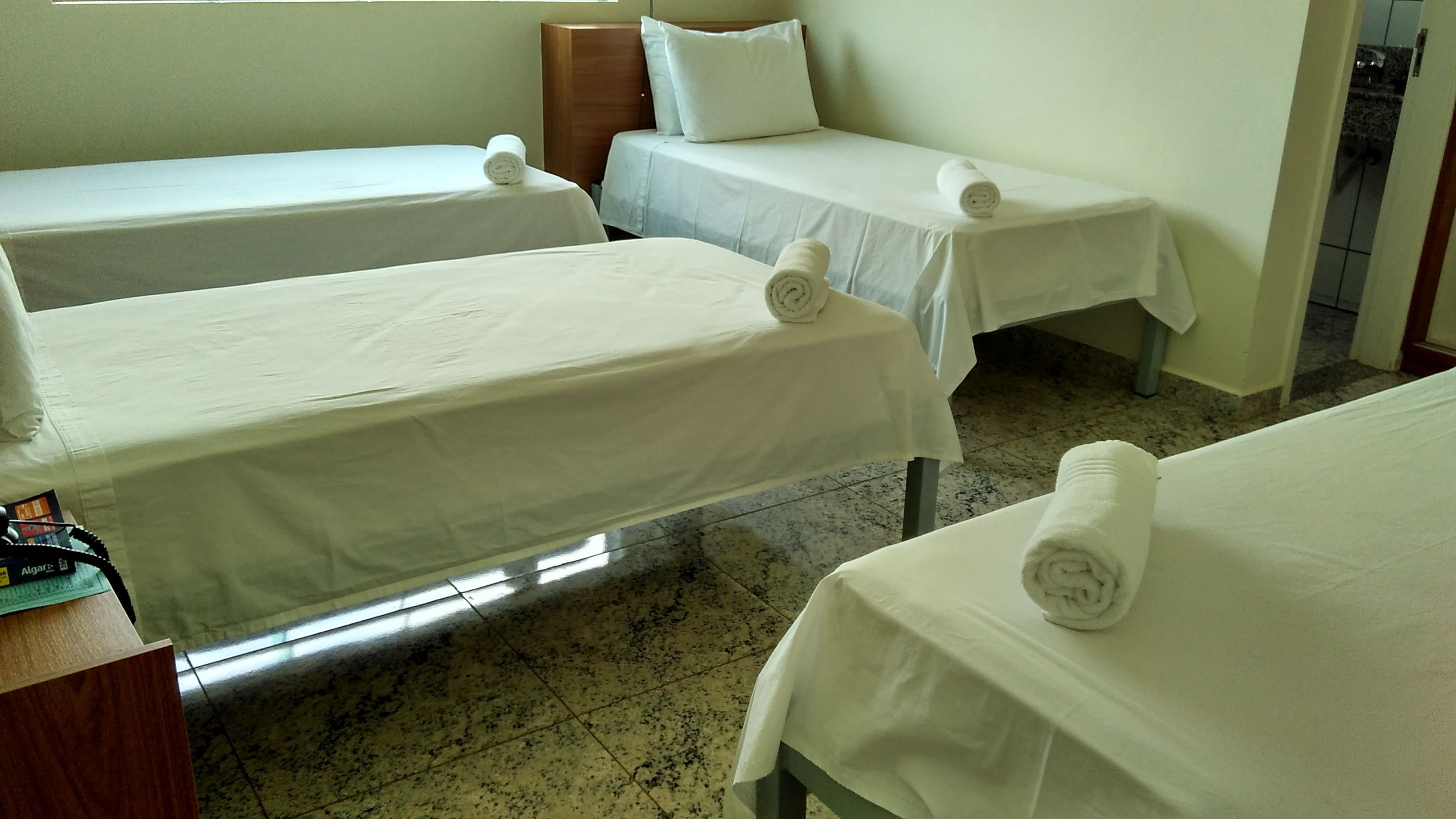 quarto quadruplo standard, 4 camas de solteiro | 1 bedroom, premium bedding, minibar, individually decorated