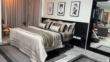 Una camera da letto moderna con un letto, comodini, uno specchio e quadri appesi al muro.