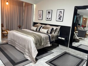 A modern bedroom with a bed, bedside tables, a mirror, and framed pictures on the wall. - Hotel Flor de Minas (Uberaba)