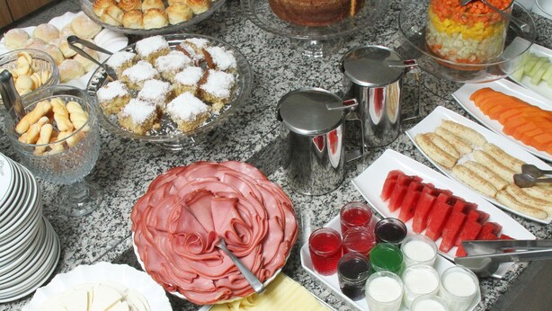 A buffet with various food items including pastries, meats, and desserts. - Hotel Flor de Minas (Uberaba)