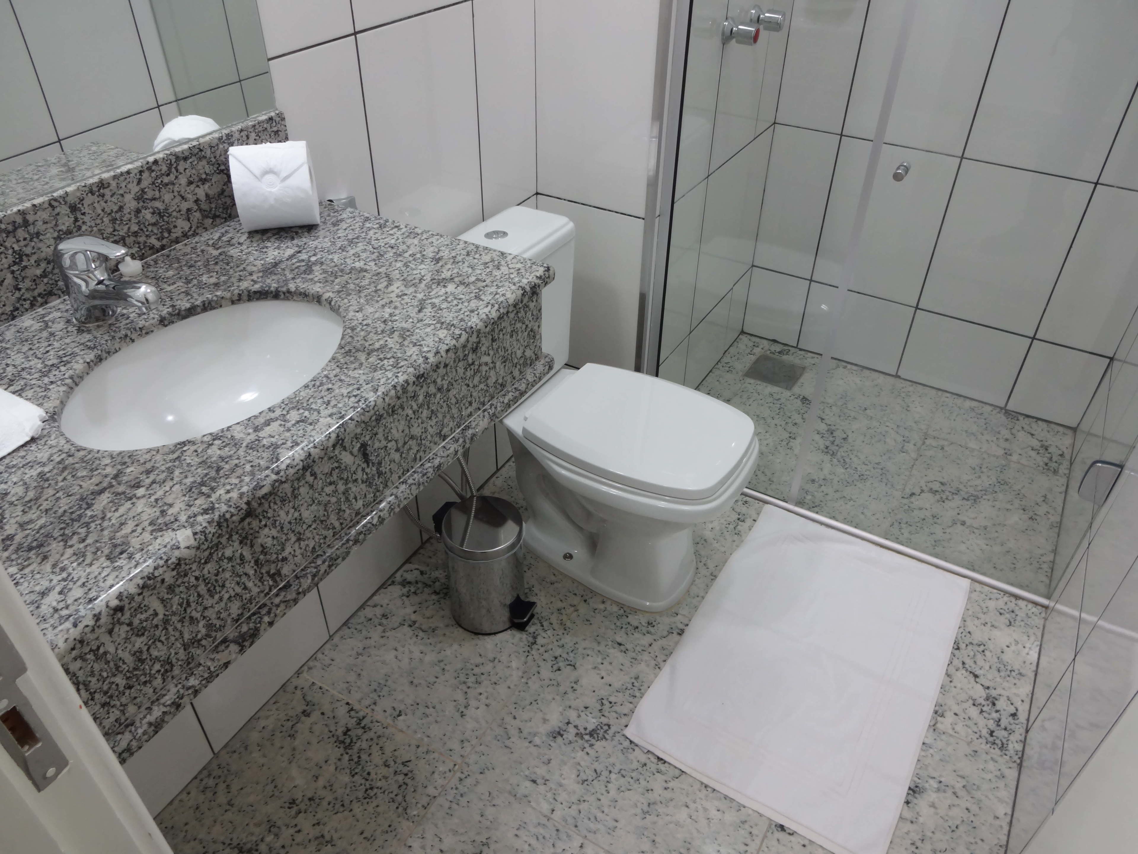 quarto quadruplo standard, 4 camas de solteiro | bathroom | free toiletries, hair dryer, bidet, towels