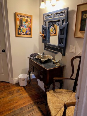 Quarto | Banheiro | Chuveiro, secador de cabelo, toalhas de banho, sabonete