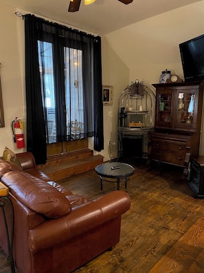 Kamar Deluks, 1 Tempat Tidur King, balkon | Area keluarga | Televisi layar datar 32-inci dengan saluran TV satelit dan TV