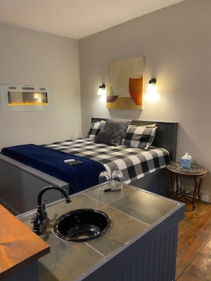 Kamar Deluks, 1 Tempat Tidur King, balkon | Setrika/meja setrika, Wi-Fi gratis, dan seprai linen