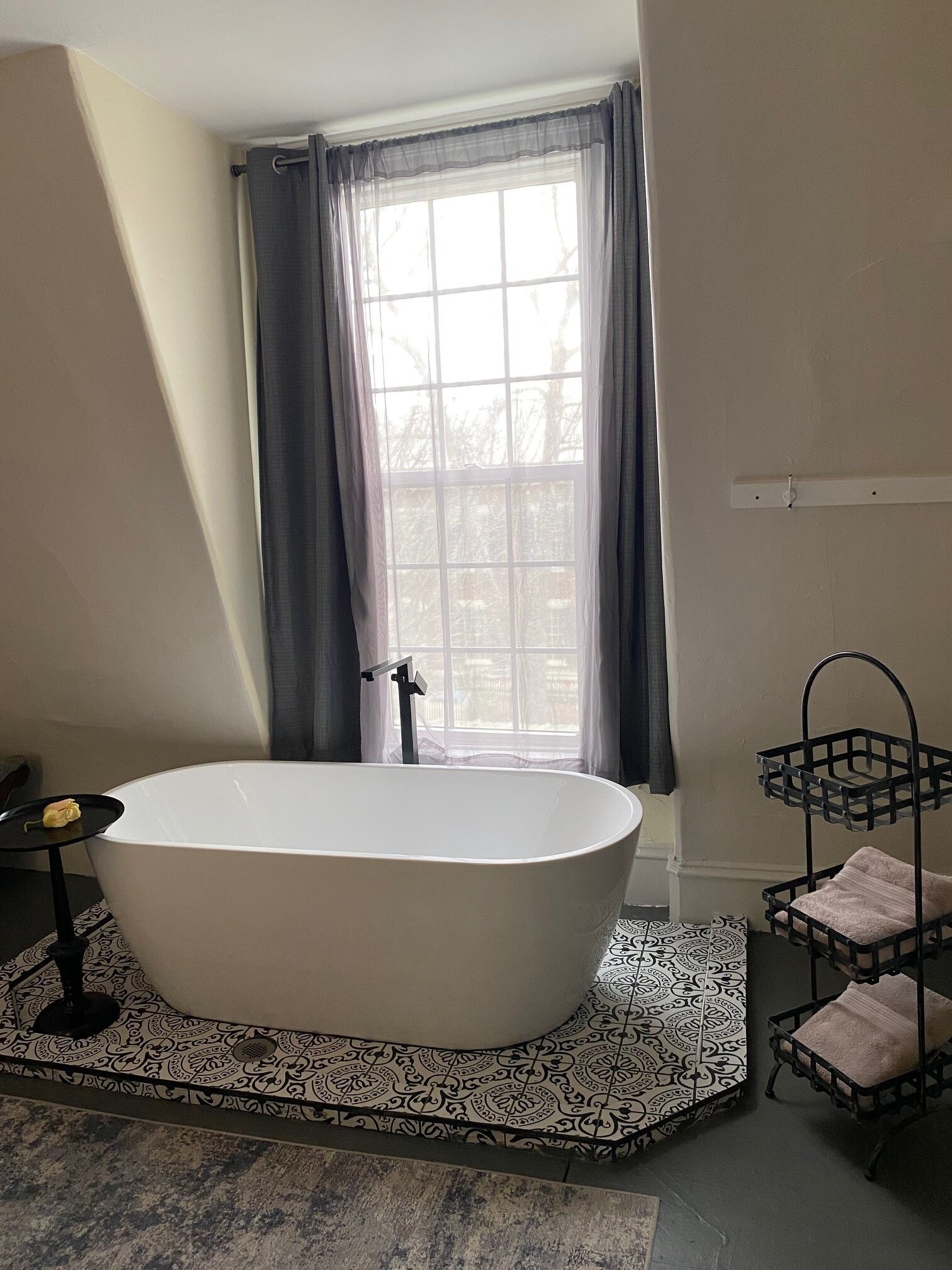room | deep-soaking bathtub