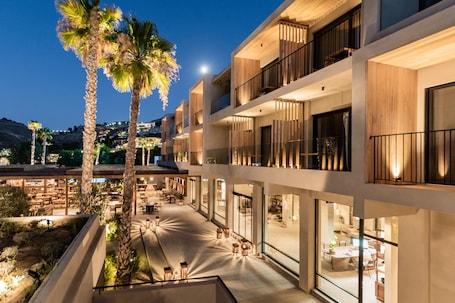 Voorkant accommodatie - avond/nacht. Lindos Aqua Terra