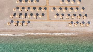 Rannalla, ilmaisia rantacabañoita, aurinkotuoleja, aurinkovarjoja