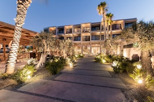 A szálláshely homlokzata – este/éjszaka