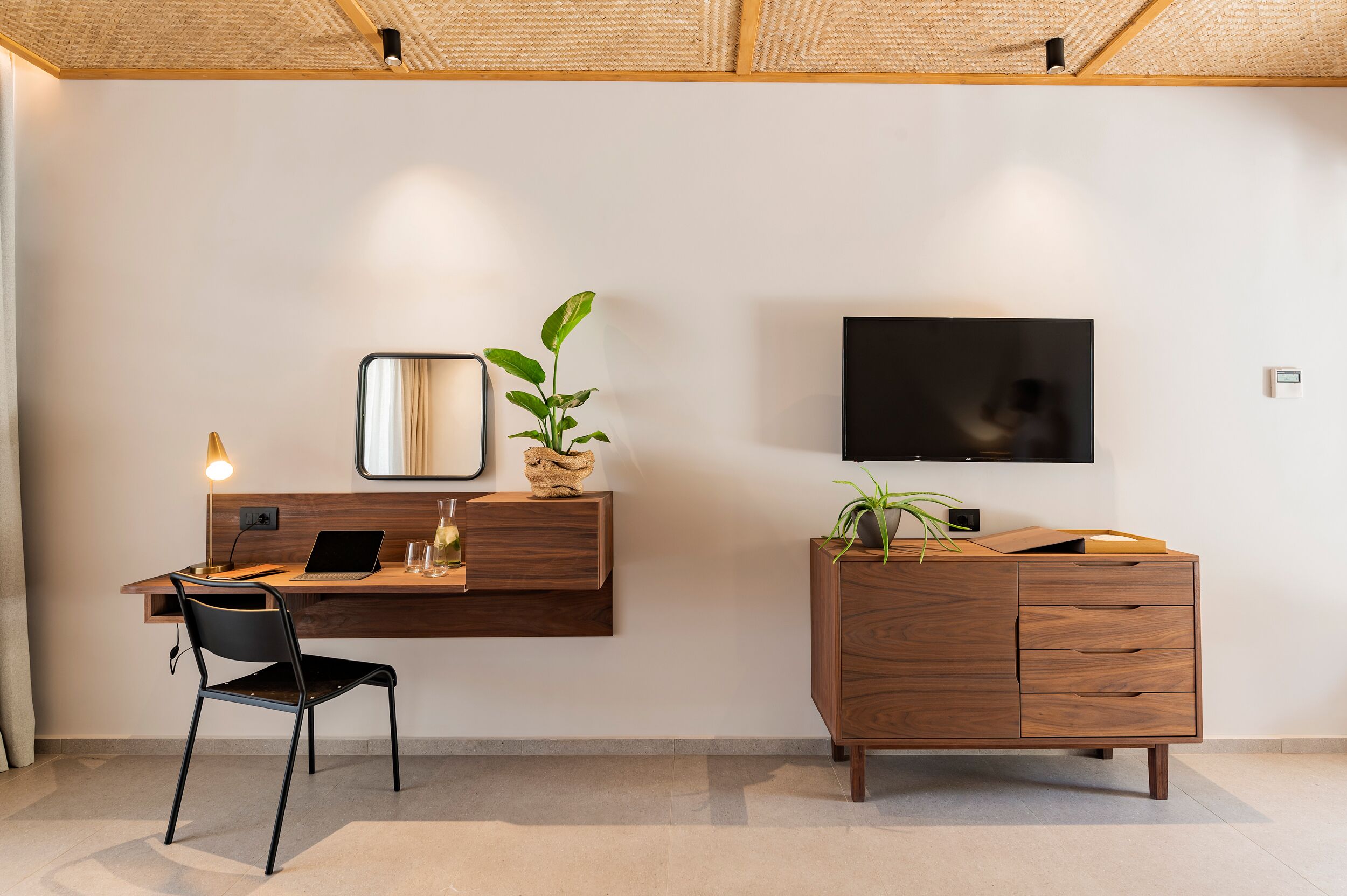 premium aqua view swim-up | television