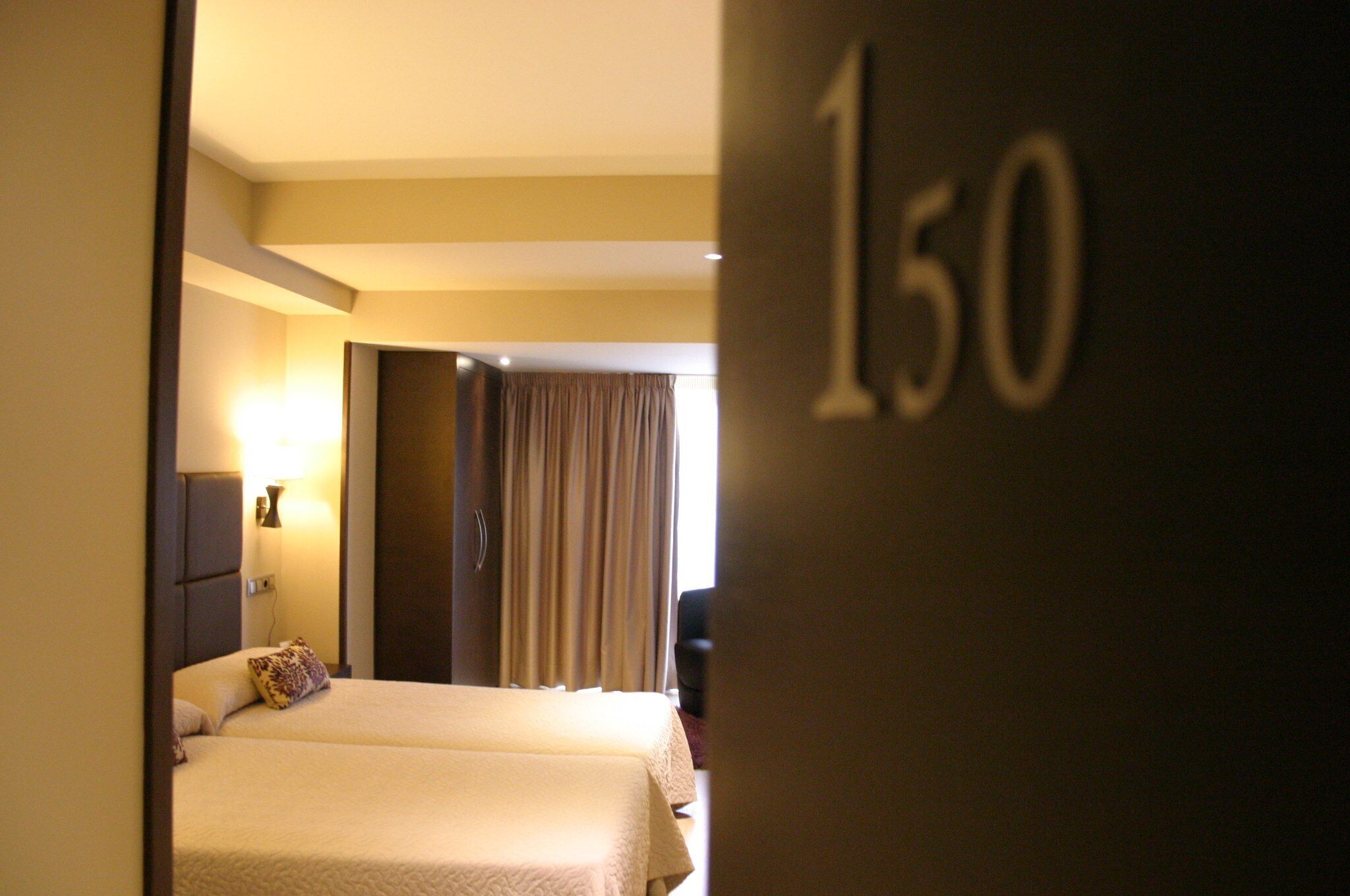 twin room | minibar, in-room safe, desk, free cots/infant beds