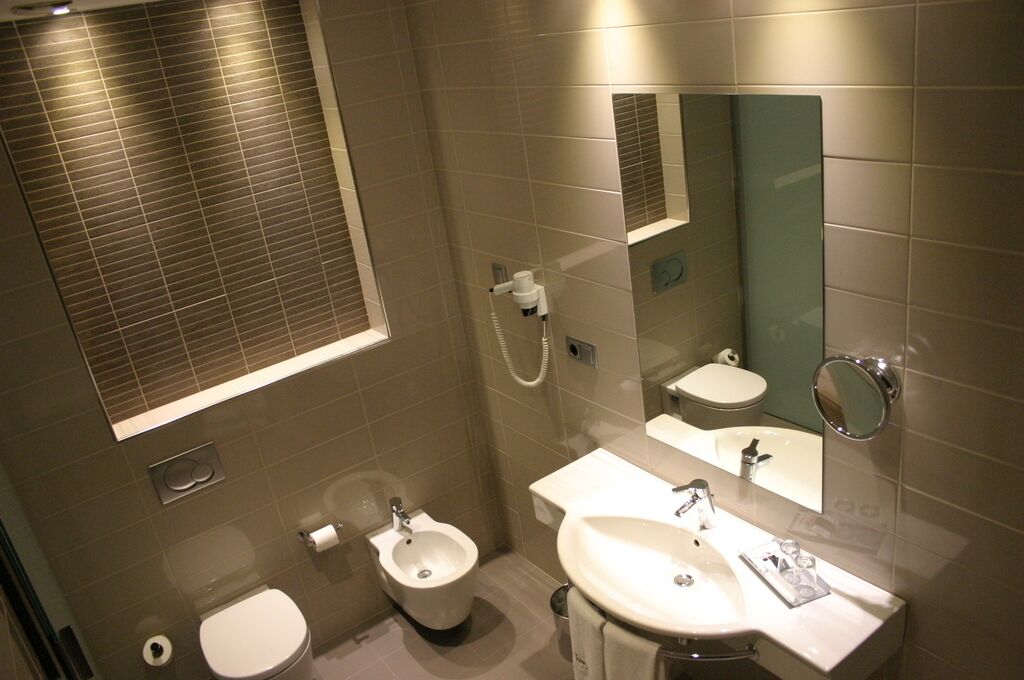 triple room | bathroom | free toiletries, hair dryer, towels