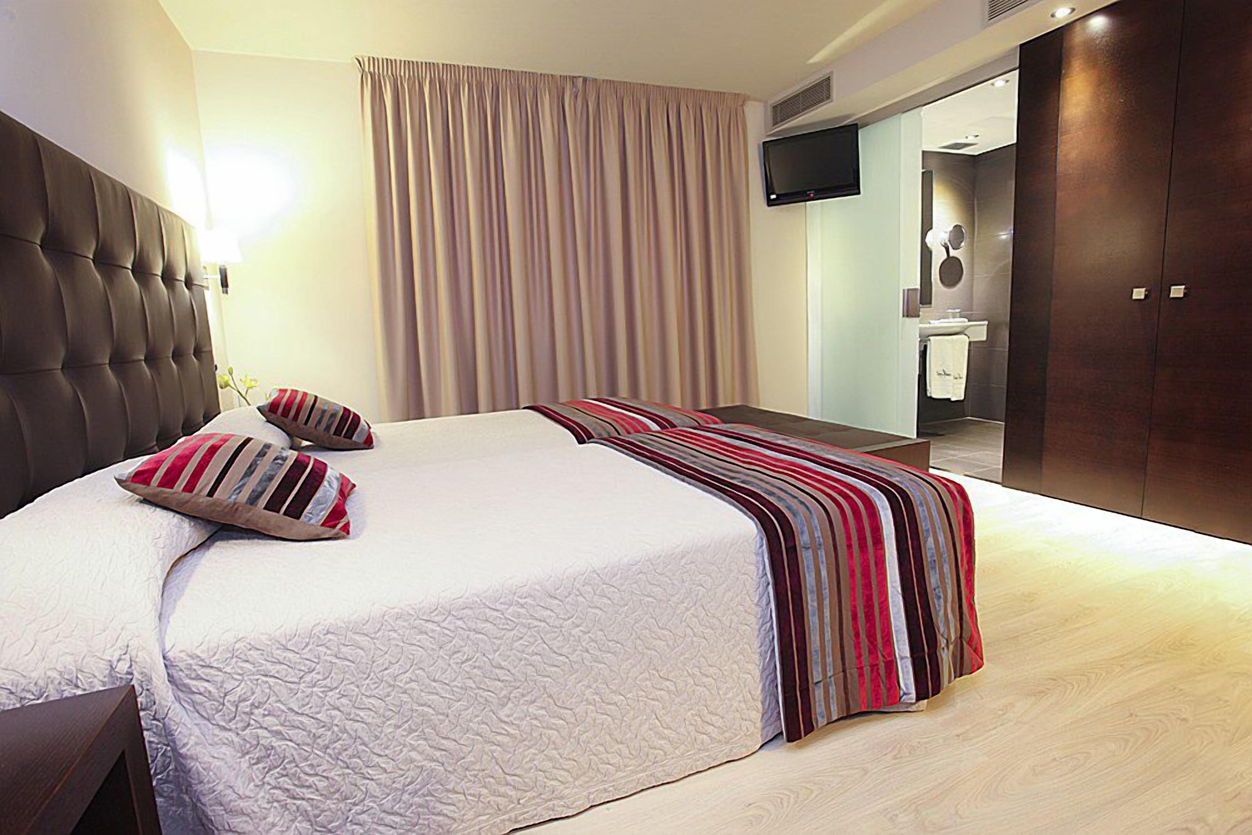 twin room | minibar, in-room safe, desk, free cots/infant beds