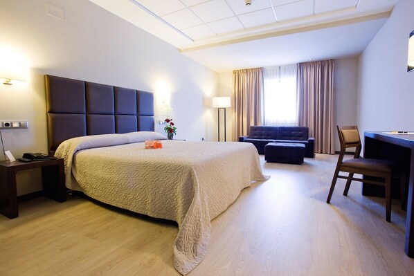 Minibar, coffre-fort, bureau, lit de bébé (gratuit)