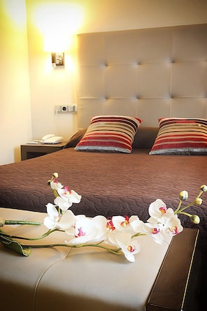 Single Room | Minibar, in-room safe, desk, free cribs/infant beds - Hotel Torre de Nuñez (Lugo)