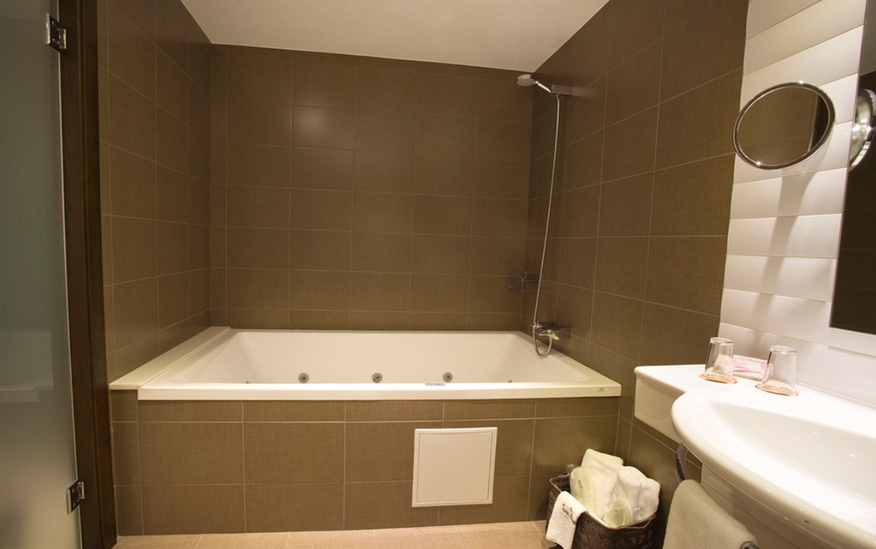 suite | bathroom | free toiletries, hair dryer, towels