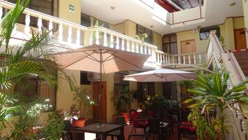 Bar junto a la piscina