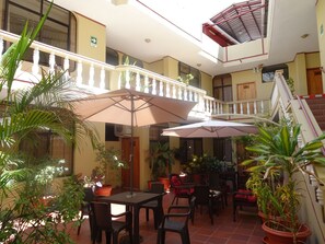 Bar en bord de piscine