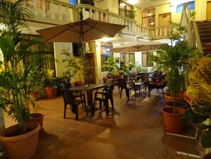 Courtyard - Hotel Red Booby (Puerto Ayora)