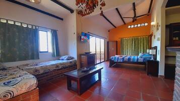 Studio Suite | In-room safe, bed sheets