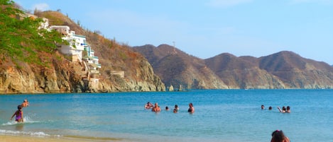 Ubicación cercana a la playa y servicio de transporte a la playa