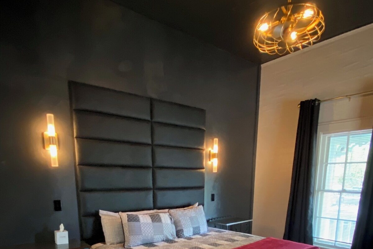 Habitación | Tabla de planchar con plancha, wifi gratis y decoración personalizada 