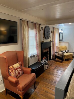 Huone | Yksilöllisesti sisustettu, yksilöllisesti kalustettu