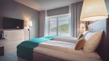 Superior Twin Room, Balcony, Partial Sea View | Soundproofing, free WiFi, bed sheets