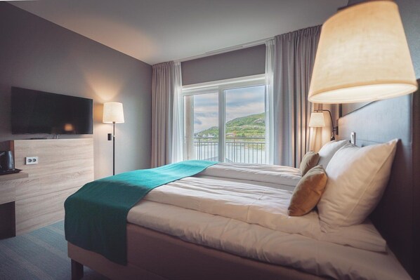 Chambre Supérieure avec lits jumeaux, balcon, vue partielle sur la mer