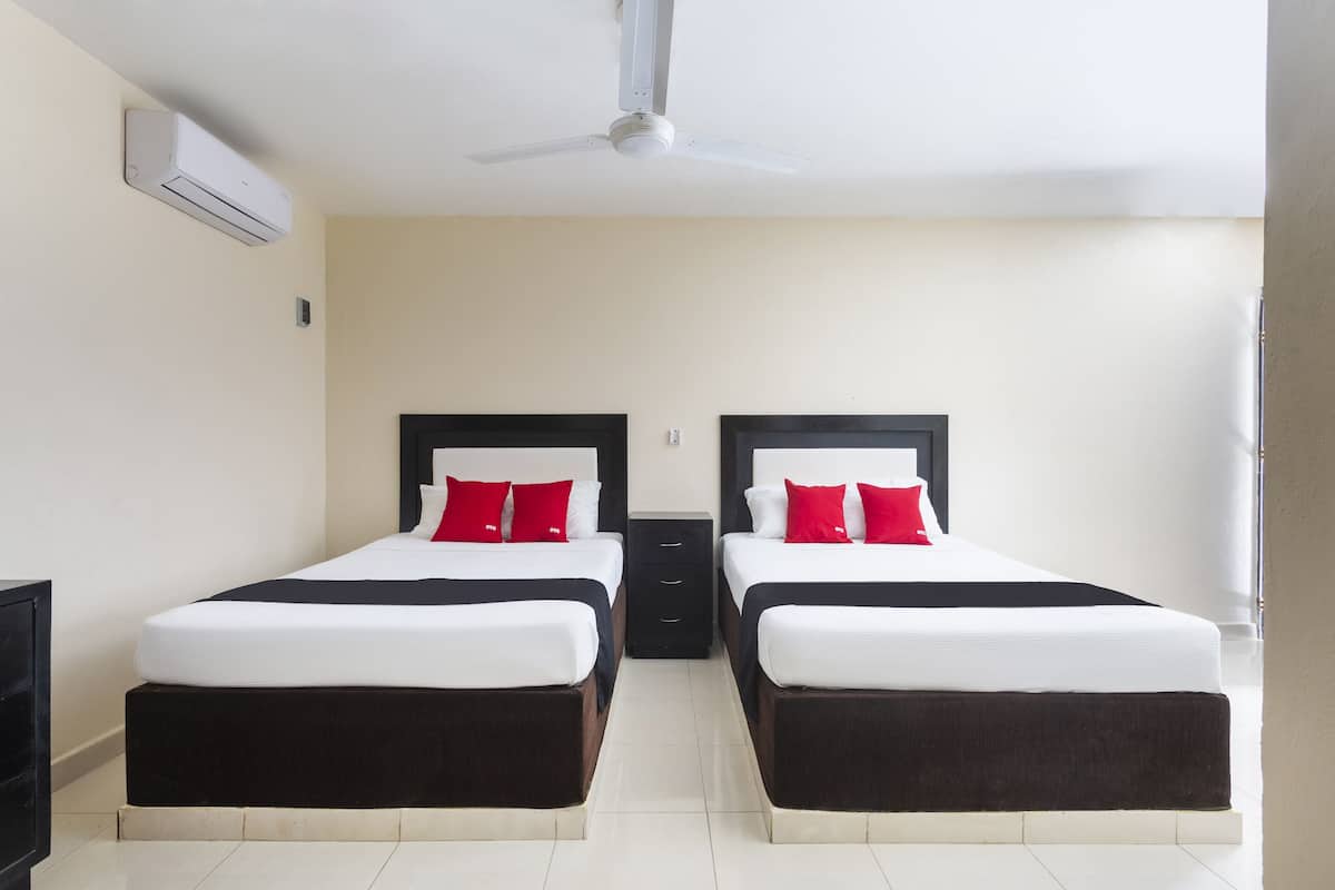 Tabla de planchar con plancha, wifi gratis y ropa de cama