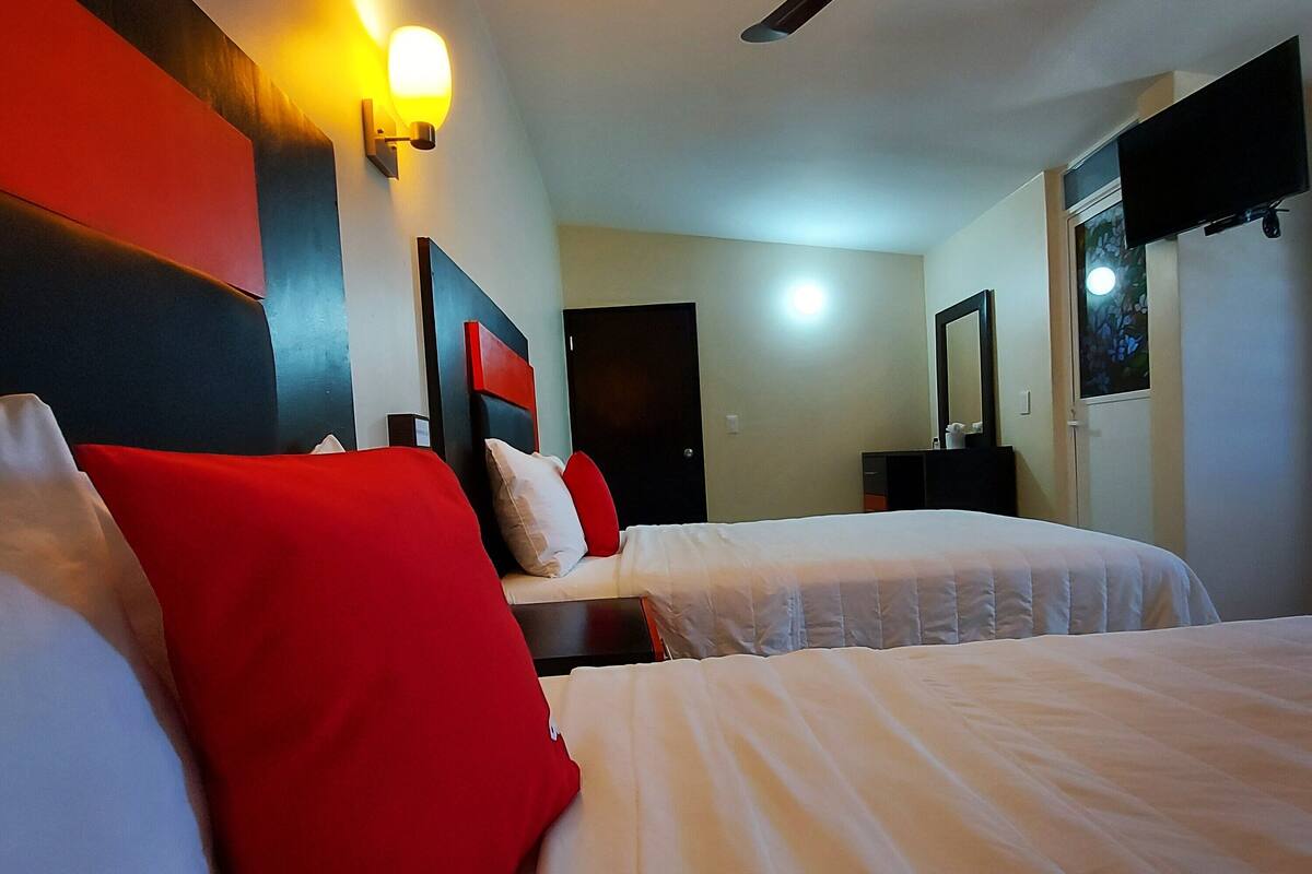 Tabla de planchar con plancha, wifi gratis y ropa de cama